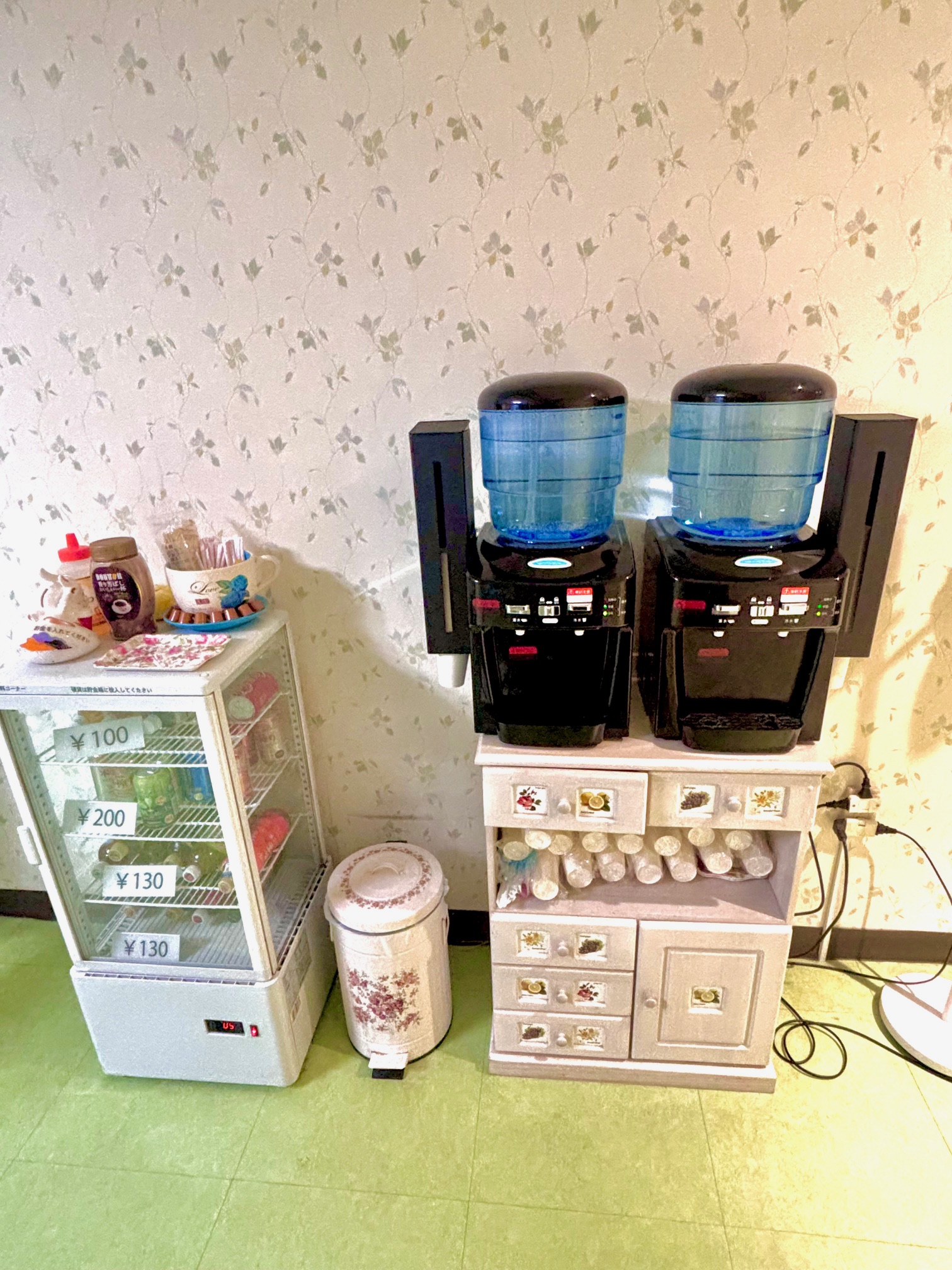 冷水・温水どちらも利用可能です。 無料のお茶類（ティーバッグ）、インスタントコーヒーも用意しております。