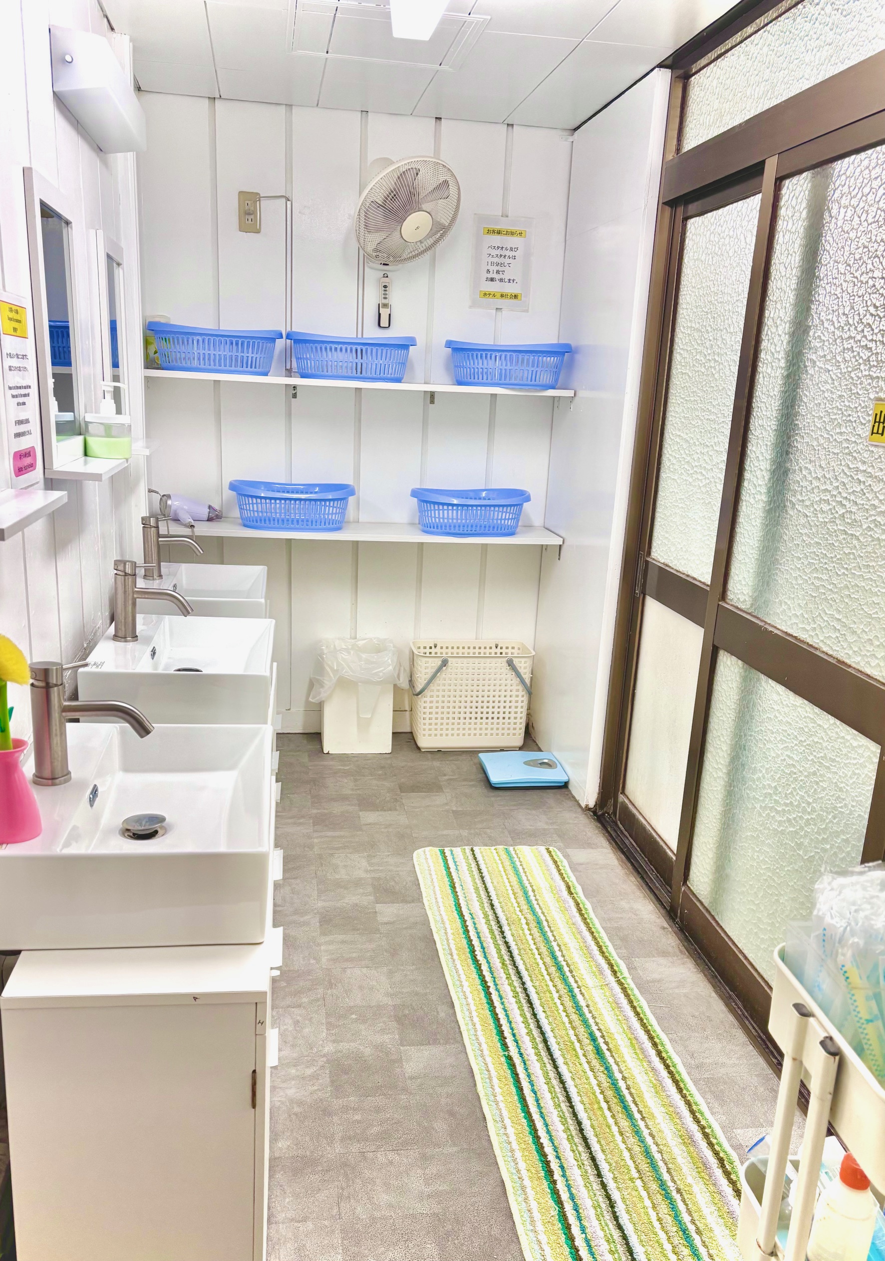 男性浴室の脱衣所