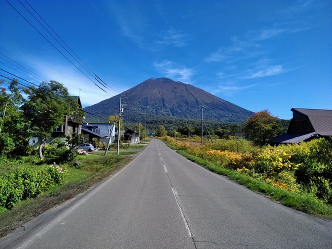 比羅夫駅から国道へ出る途中に見える羊蹄山