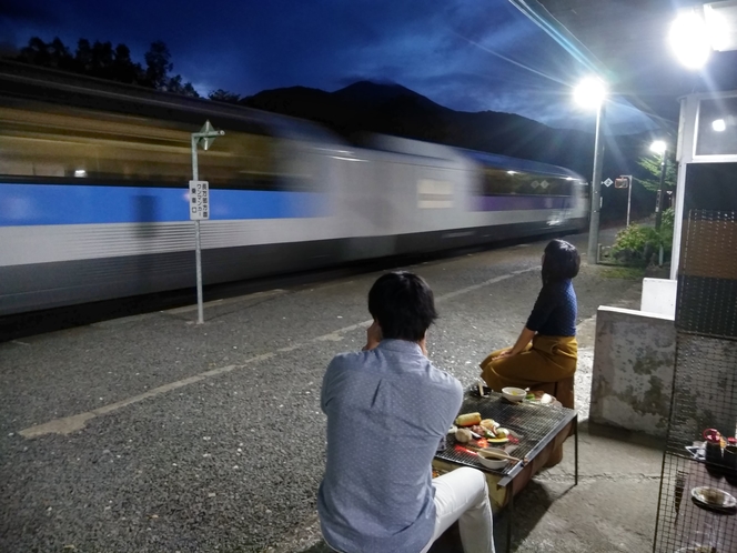 夕食バーベキュー時に通過する臨時列車