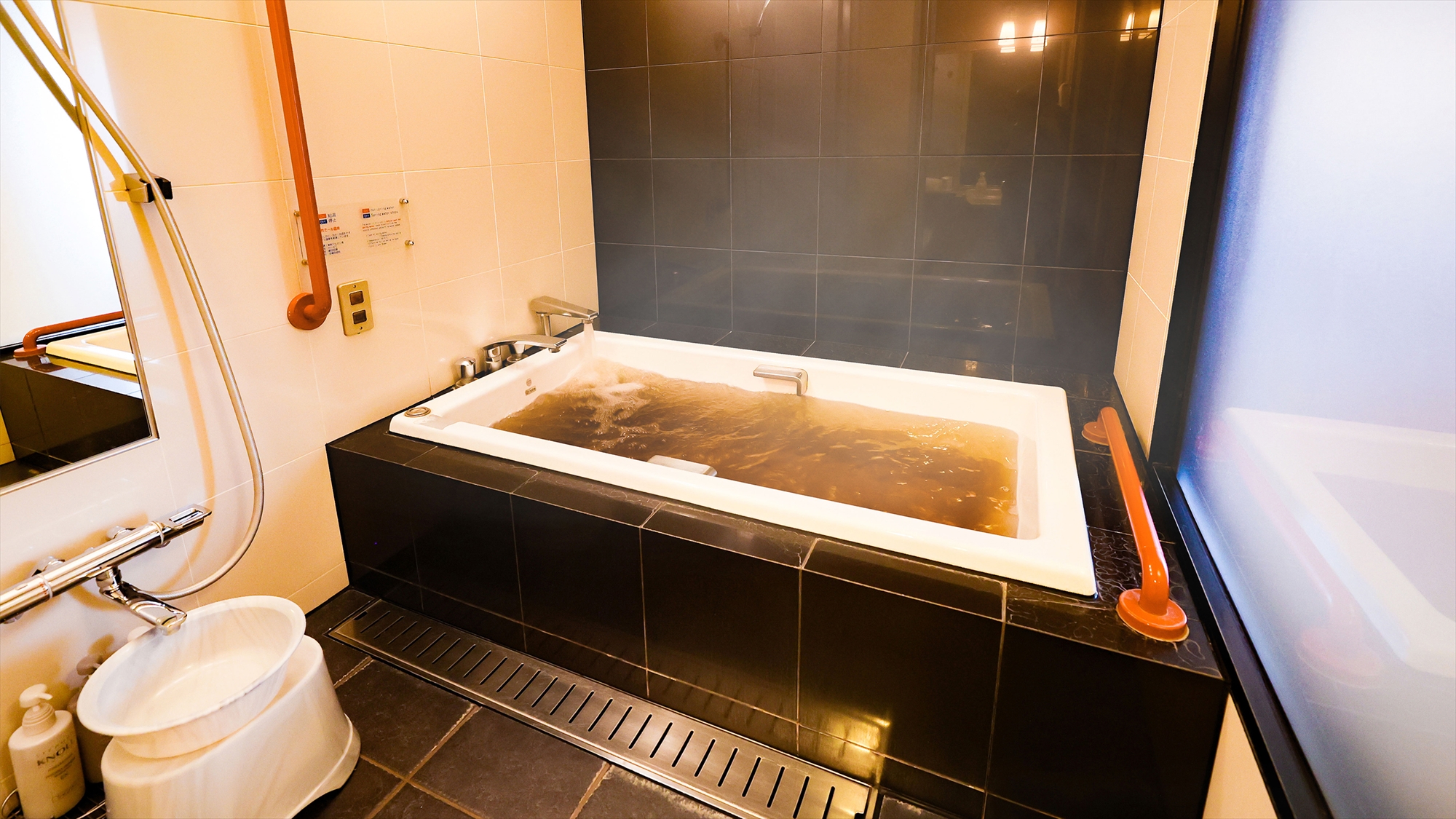 【温泉プレミア-客室内風呂】茶褐色のまろやかな泉質は『美人の湯』としても有名！