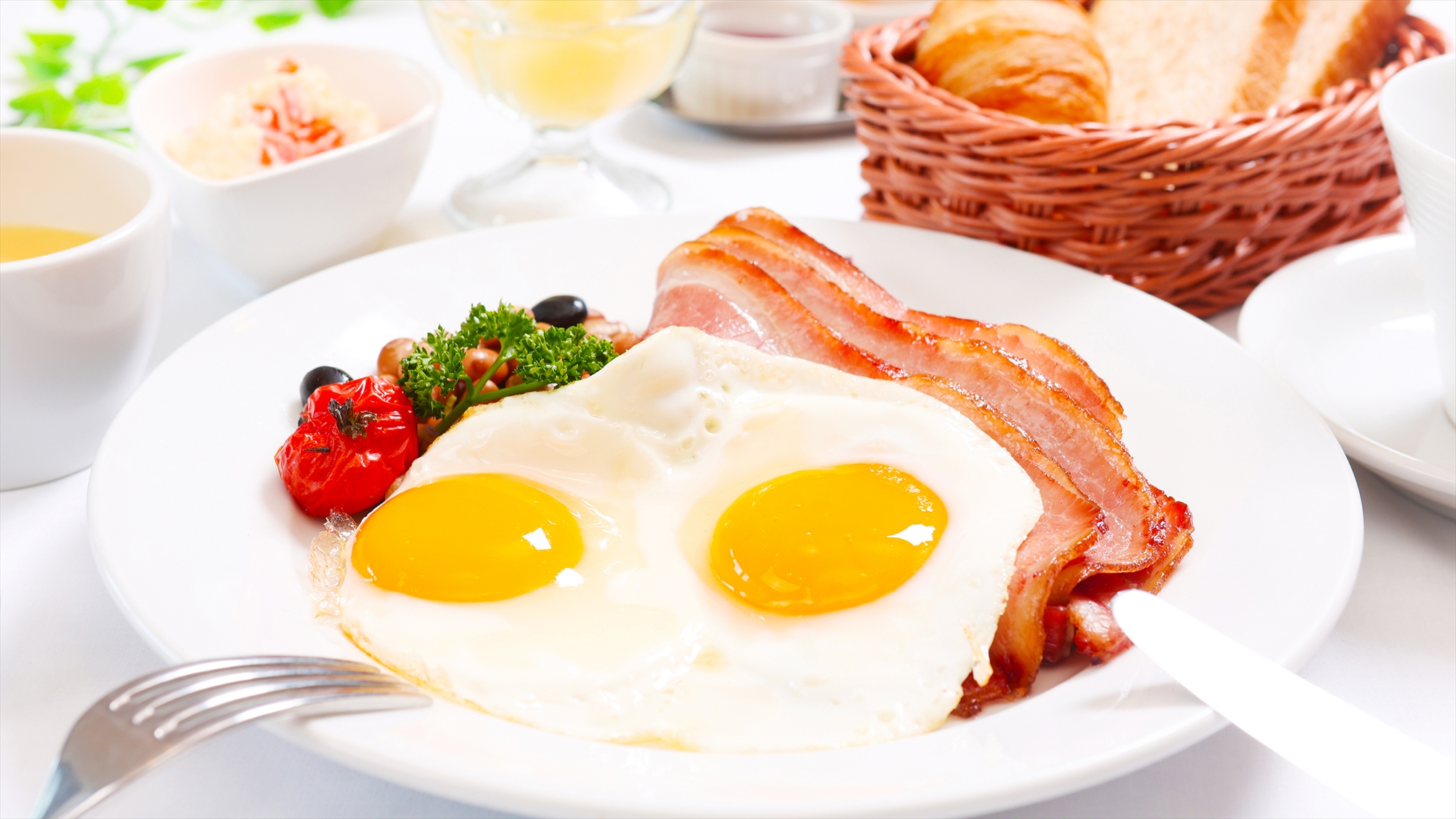 【選べる朝食‐洋風】厚切りベーコンが目を惹く、彩り鮮やかな「洋定食」