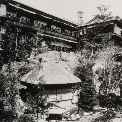 Taken around the 10th year of the Taisho era. Exterior from the garden.