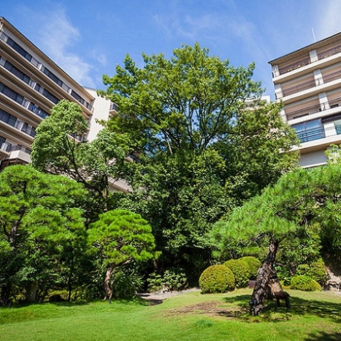 ふなや庭園から見上げた本館と南館。