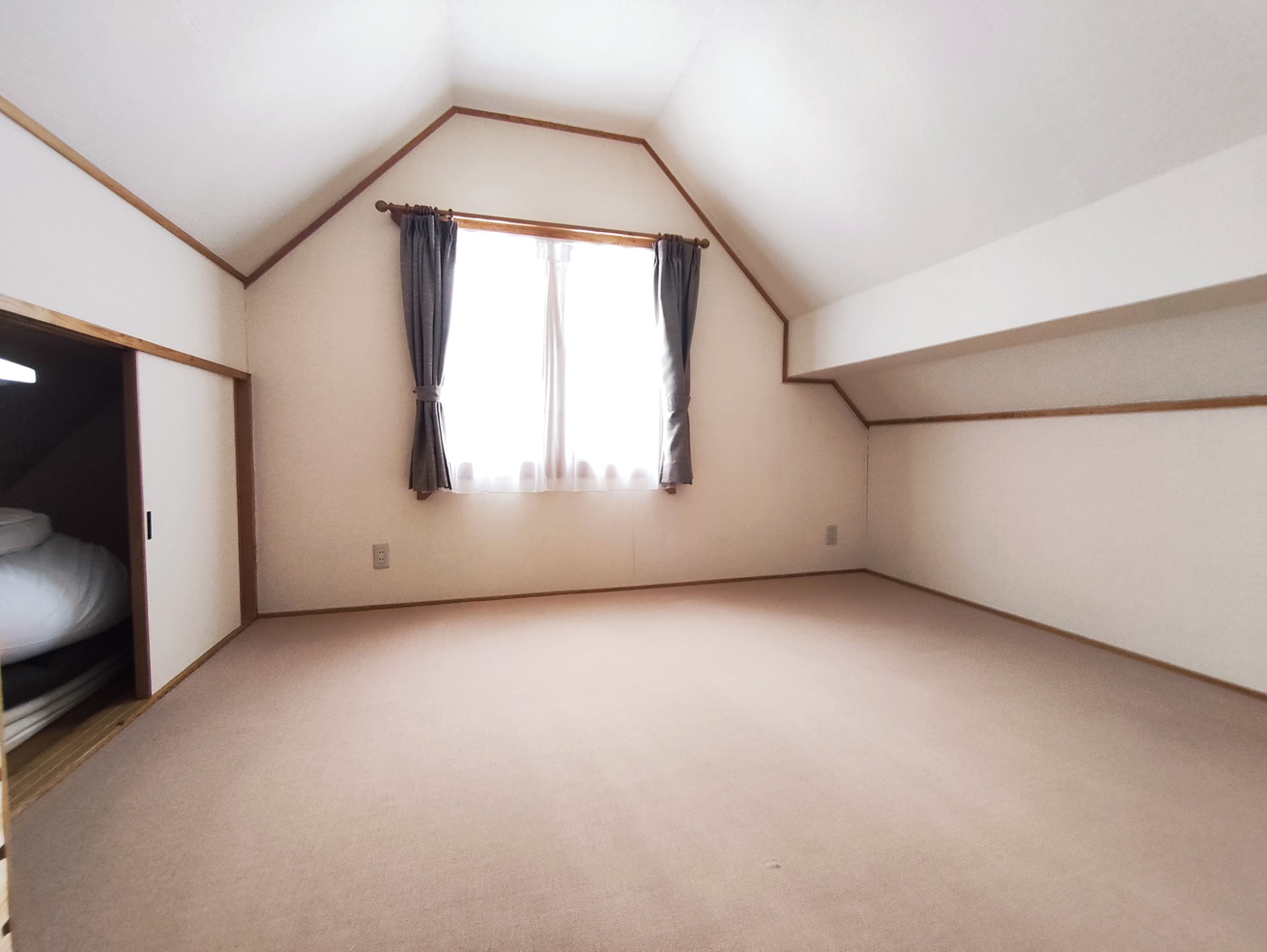 コテージ「ダーウィン」２階寝室　お布団を２組ご用意しています。