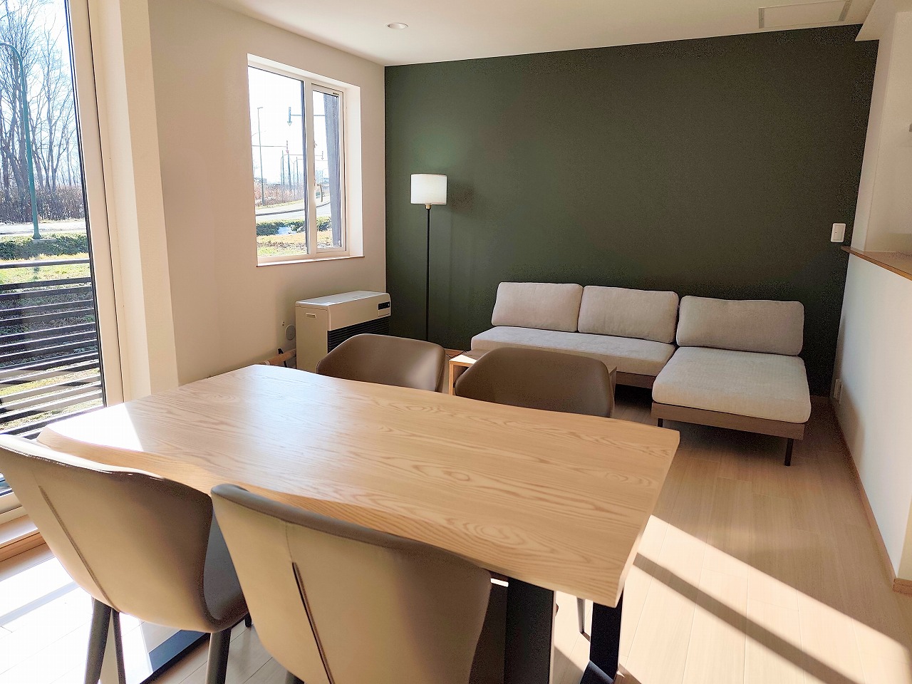 Izumikyo Apartment ツイン＋和室　リビングダイニング