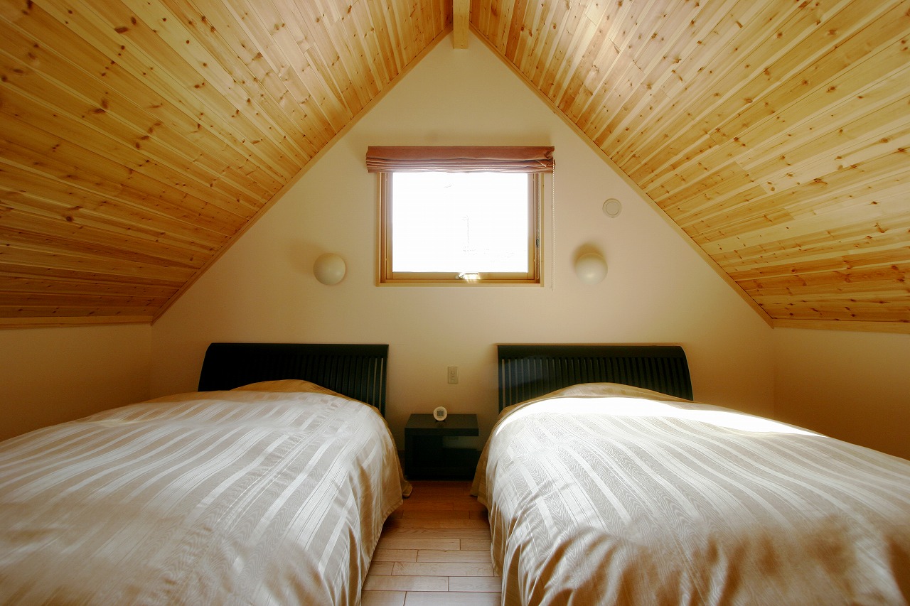 2～4名様用デラックスコテージ「こな雪」２F主寝室