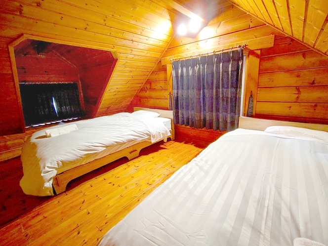 2~4名様用ログハウス「スティ」の寝室です。ベッドはセミダブルサイズです。