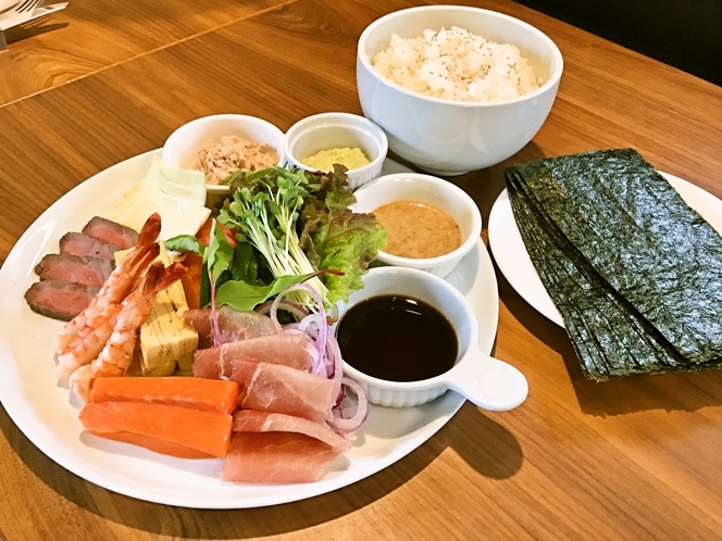 【夕食】洋風手巻き寿司セット  1人前1,800円（写真は2人前）