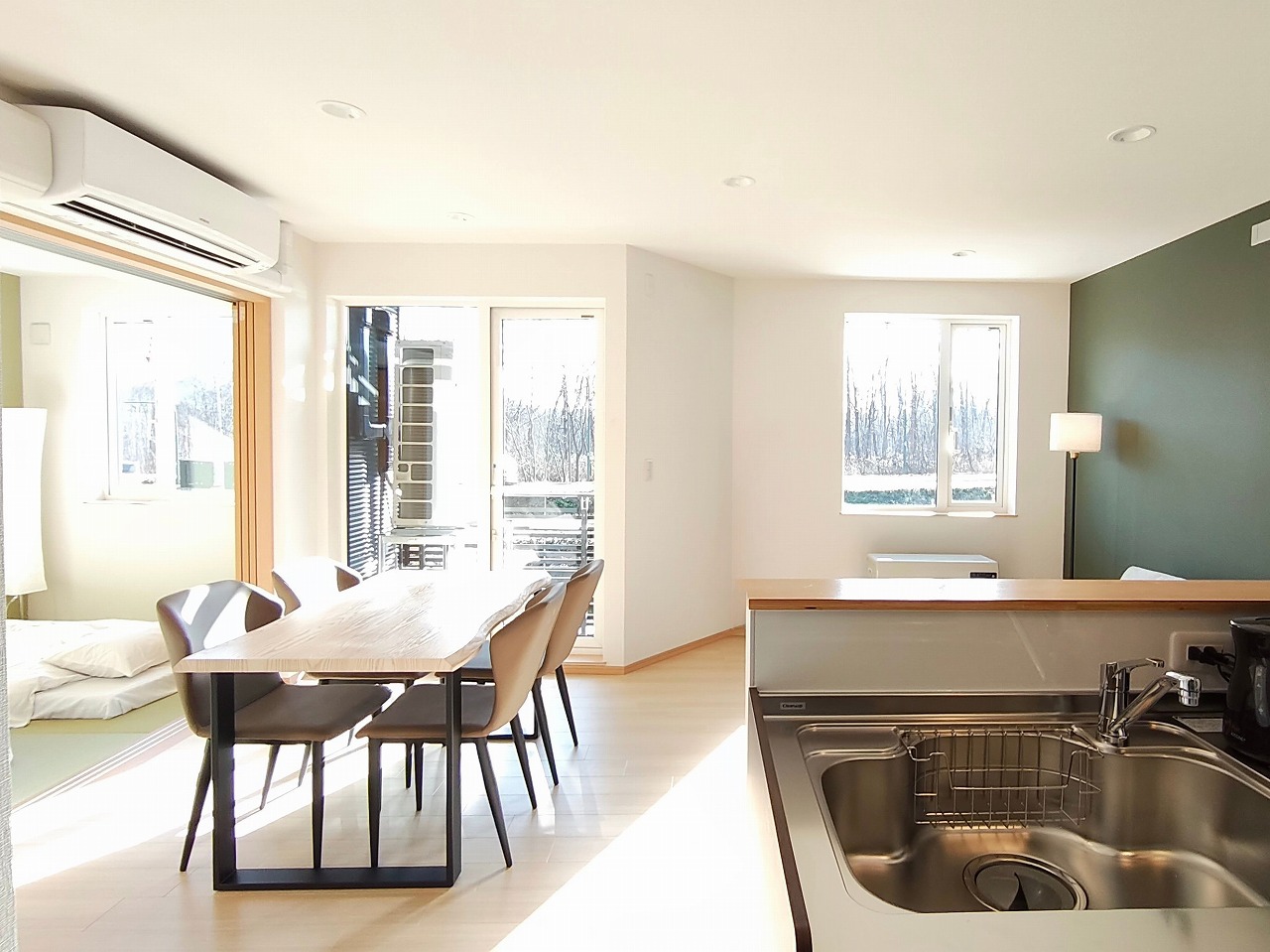 Izumikyo Apartment ツイン＋和室　リビングダイニング