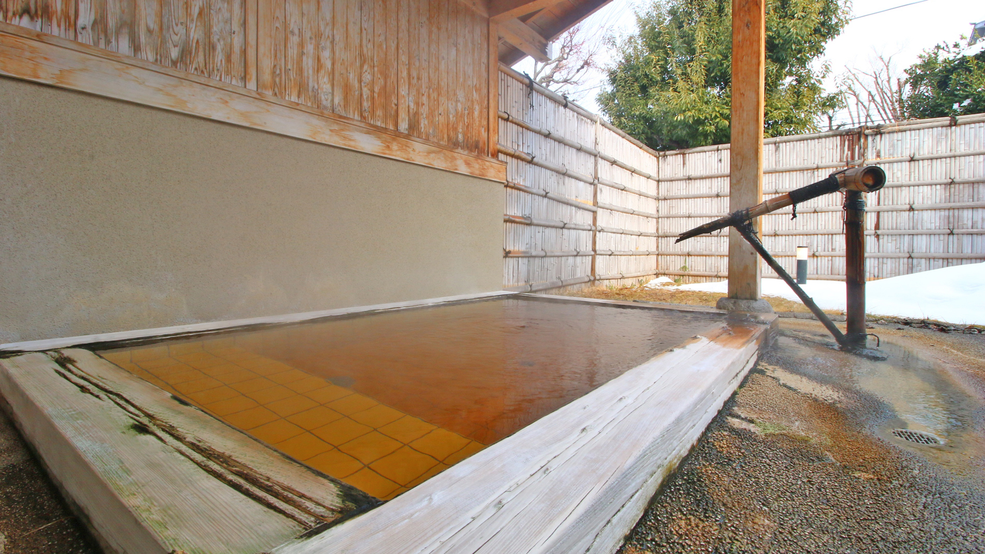 ＃【男湯こはく露天】東根温泉は、湯量豊富なこはく色のあったまり湯。しばし日常を忘れての～んびり。 