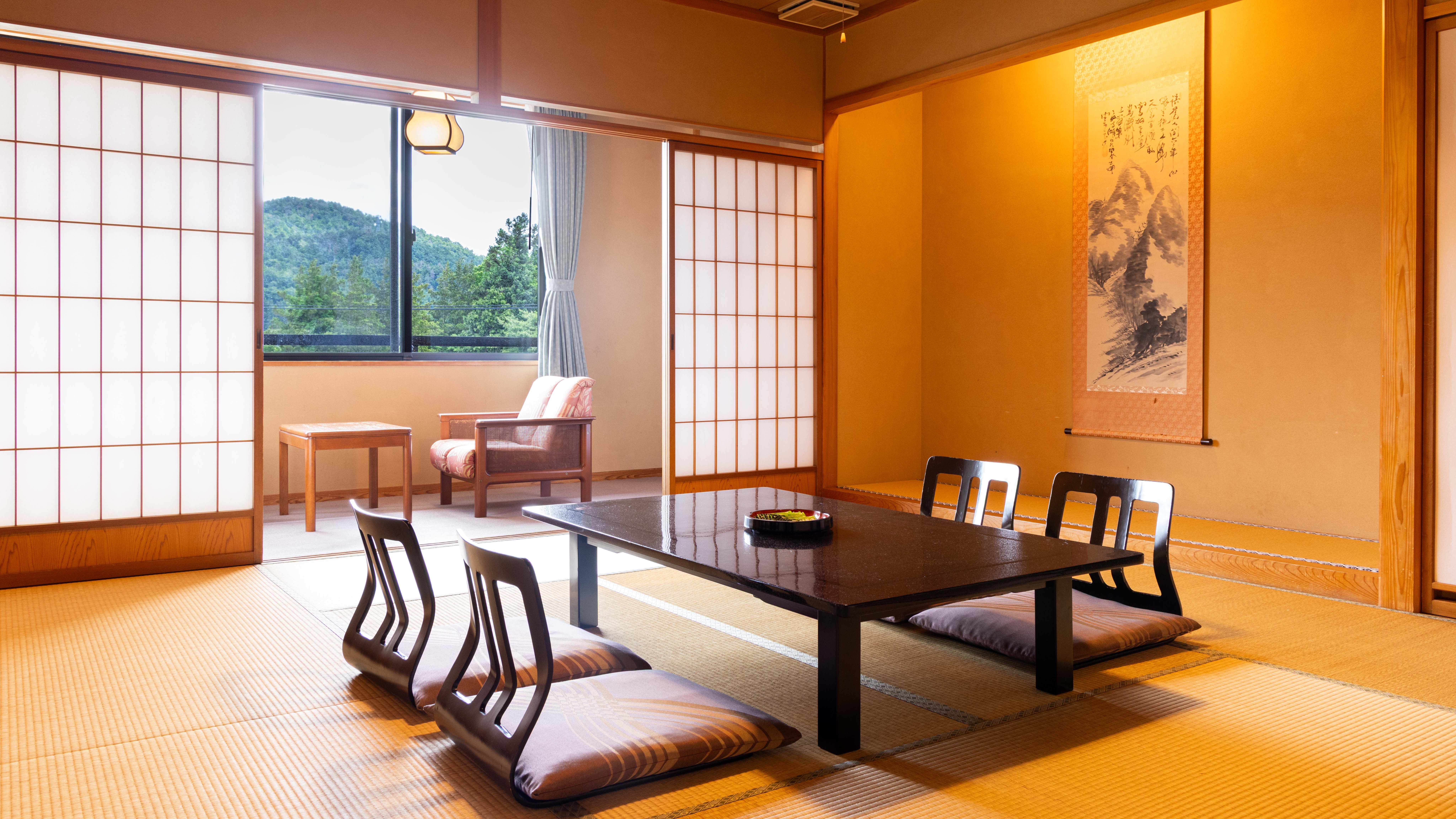 和室10畳+８畳+ツインベッドルーム+檜風呂付 3間あるお部屋と総檜のお風呂は特別室ならではのゆったりとした空間です。