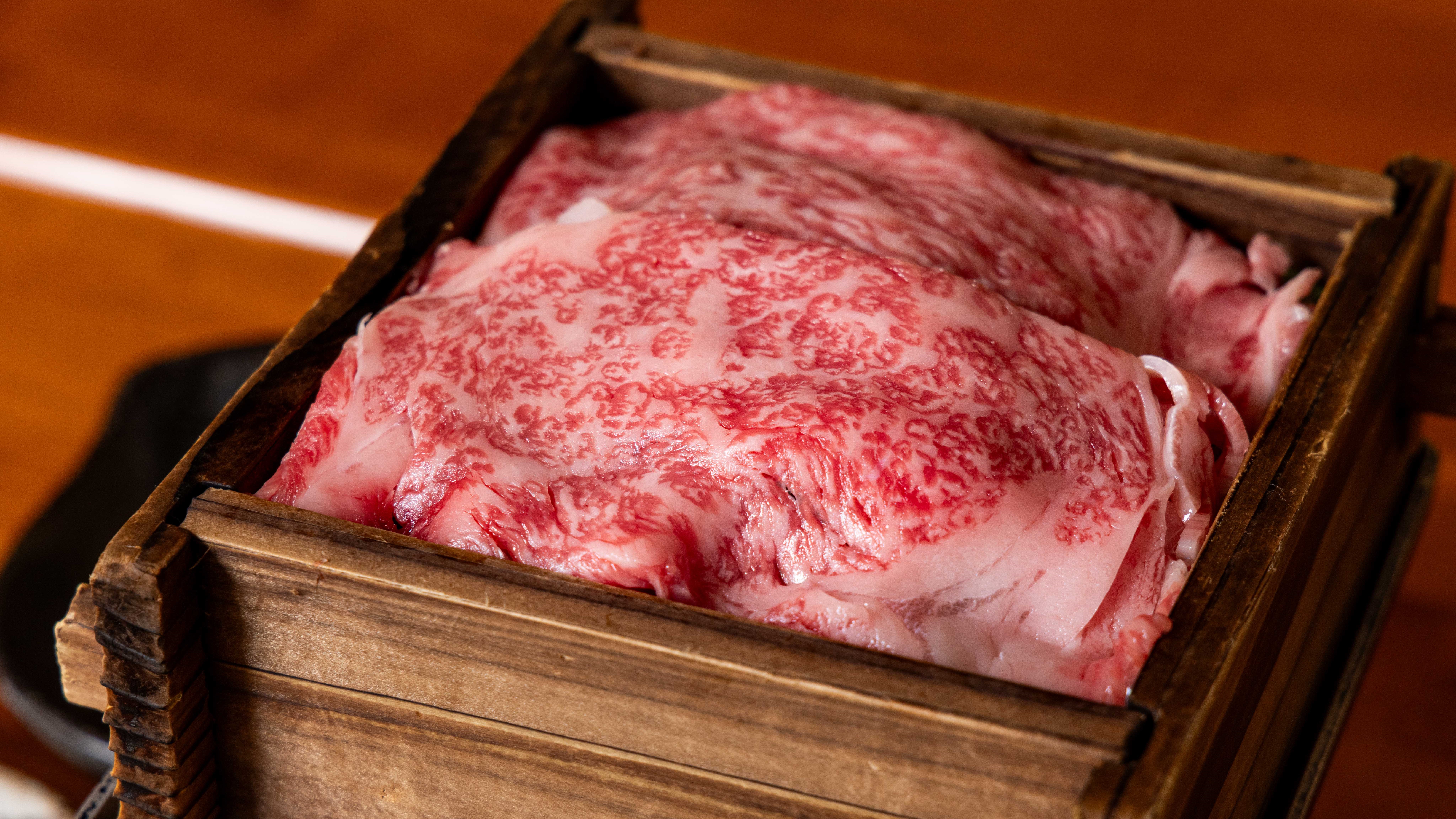 その細かく美しいサシが極上の甘みを口の中に広げ身も蕩けるような味わいです。 香り高い脂と良質な肉質をぜひお楽しみ下さい。