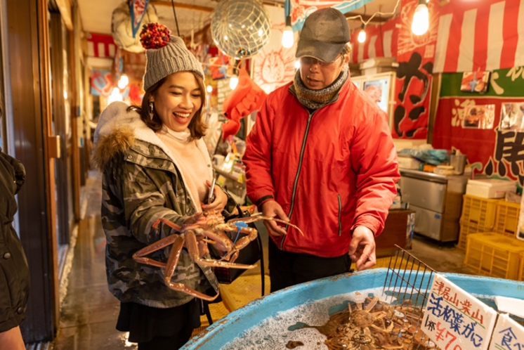 湯楽姉妹店！松葉ガニ・海産物販売　朝市広場／カニ水槽（冬季のみ営業）