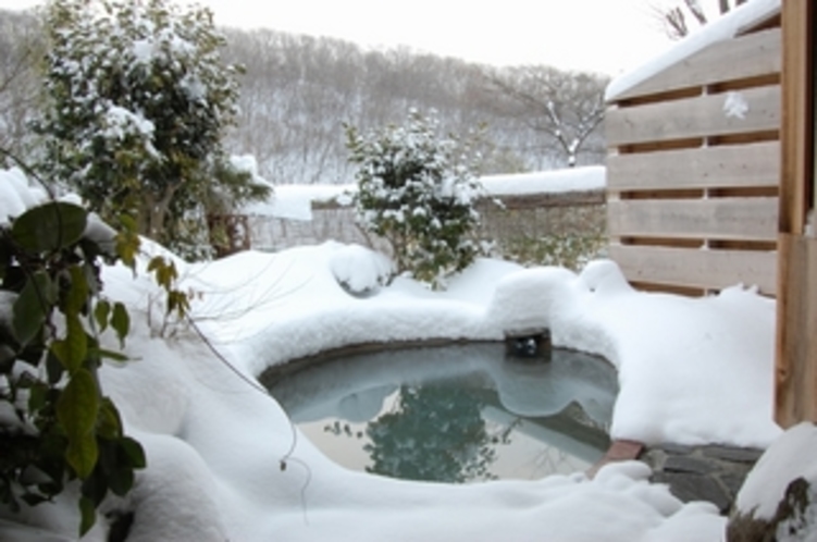 冬の露天風呂風景