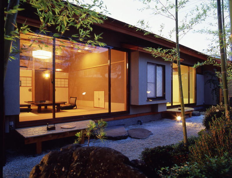 [Suite Japanese-style room] The garden is lit up at night