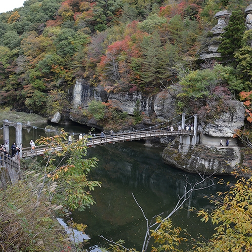 *[周辺観光]紅葉の絶景が堪能できる秋の塔のへつり