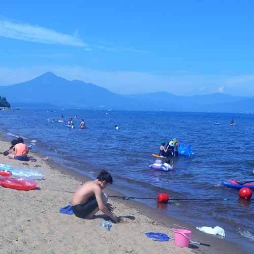 *猪苗代湖の崎川浜　夏は湖水浴でにぎわいます