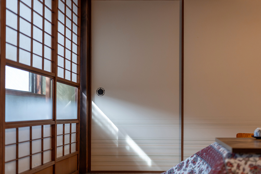【和室6畳トイレなし】障子越しに漏れる柔らかな光が、部屋をそっと照らす