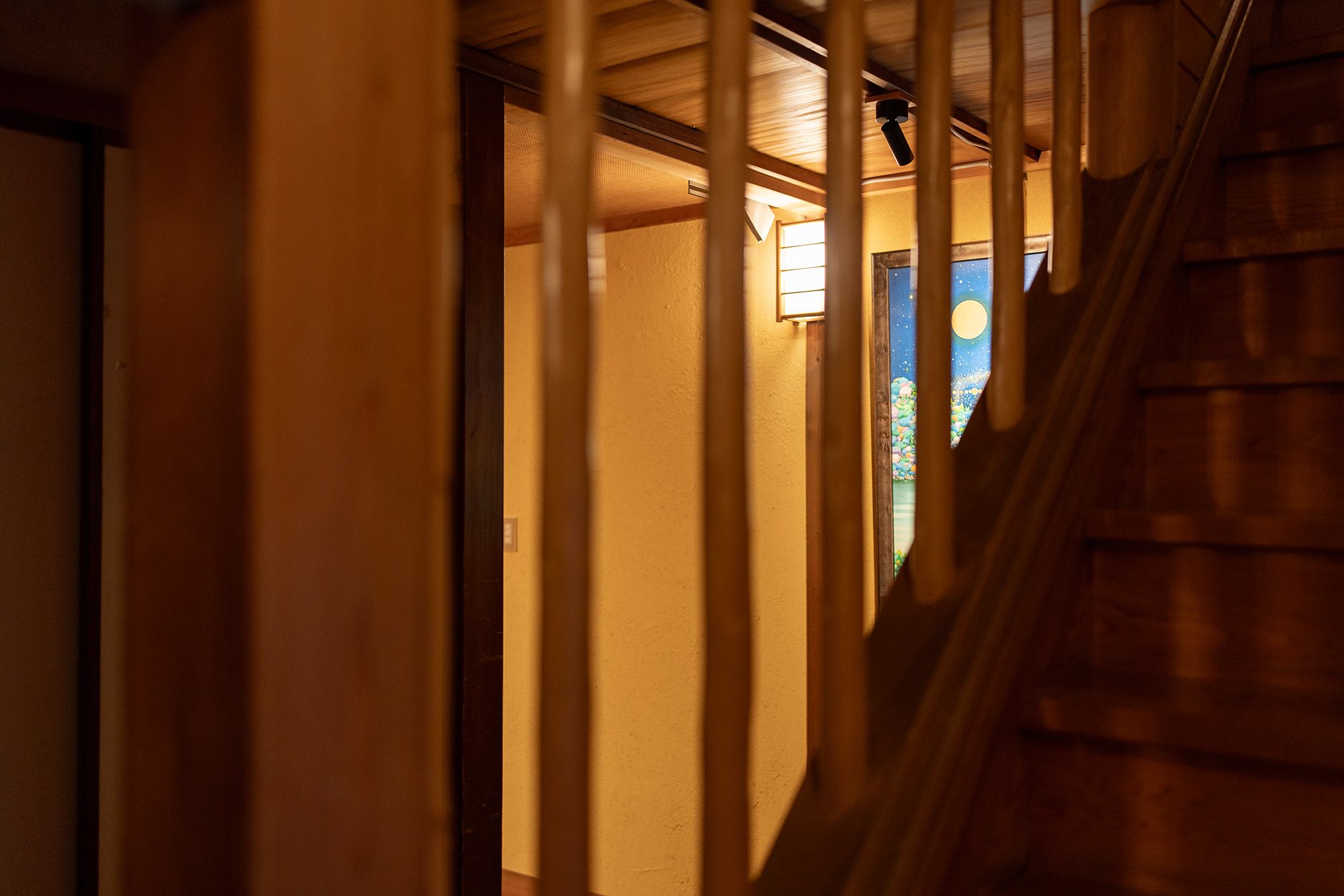 歴史を感じる木造の階段