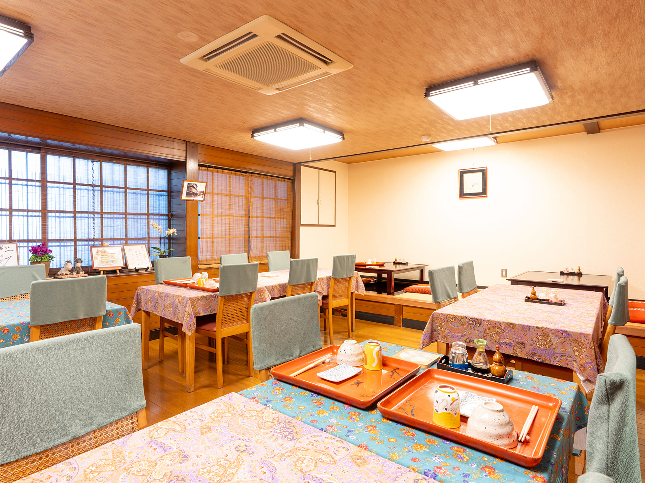 朝の優しい雰囲気に包まれたお食事処