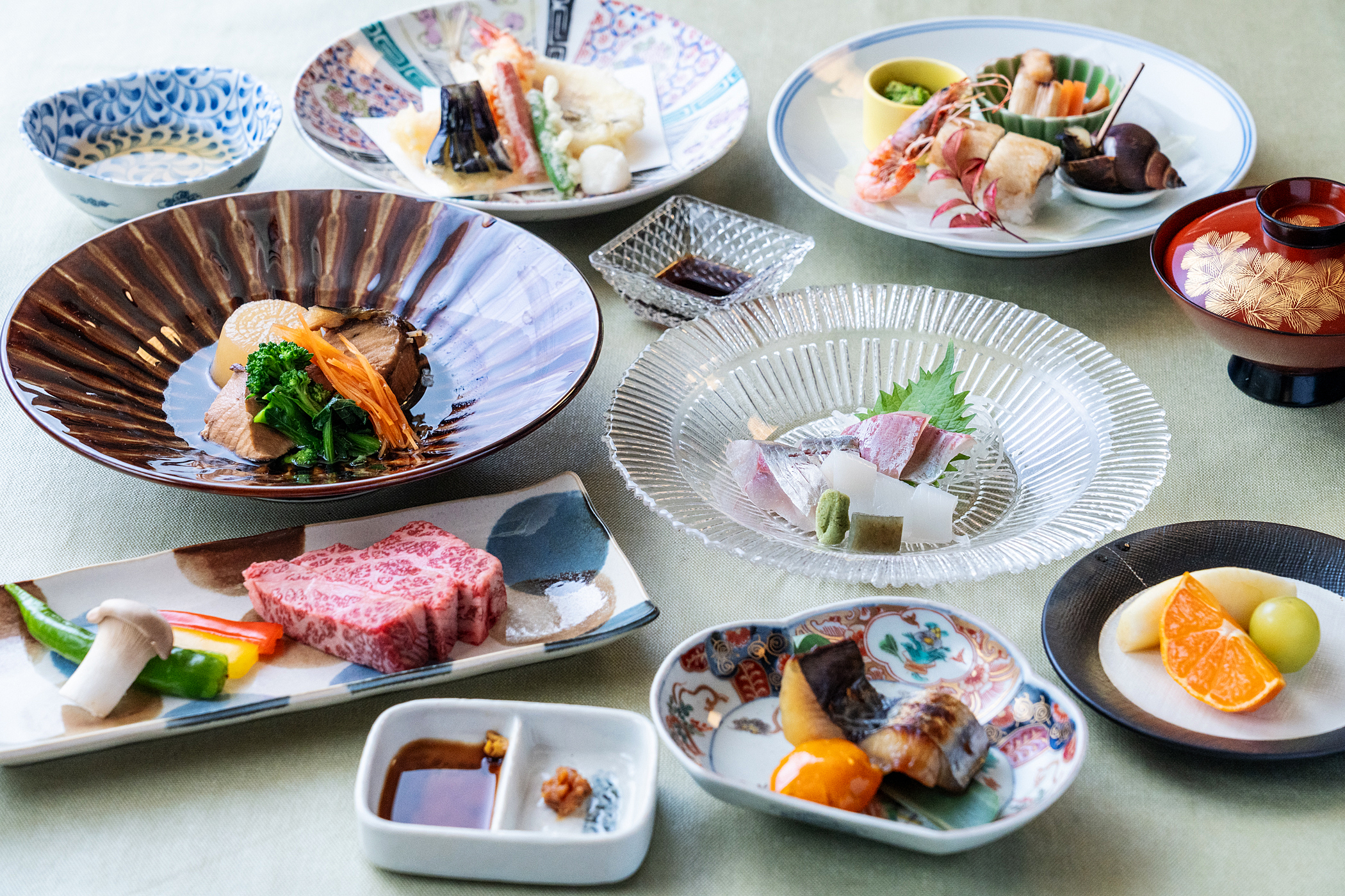 贅沢な食材が並ぶ会席