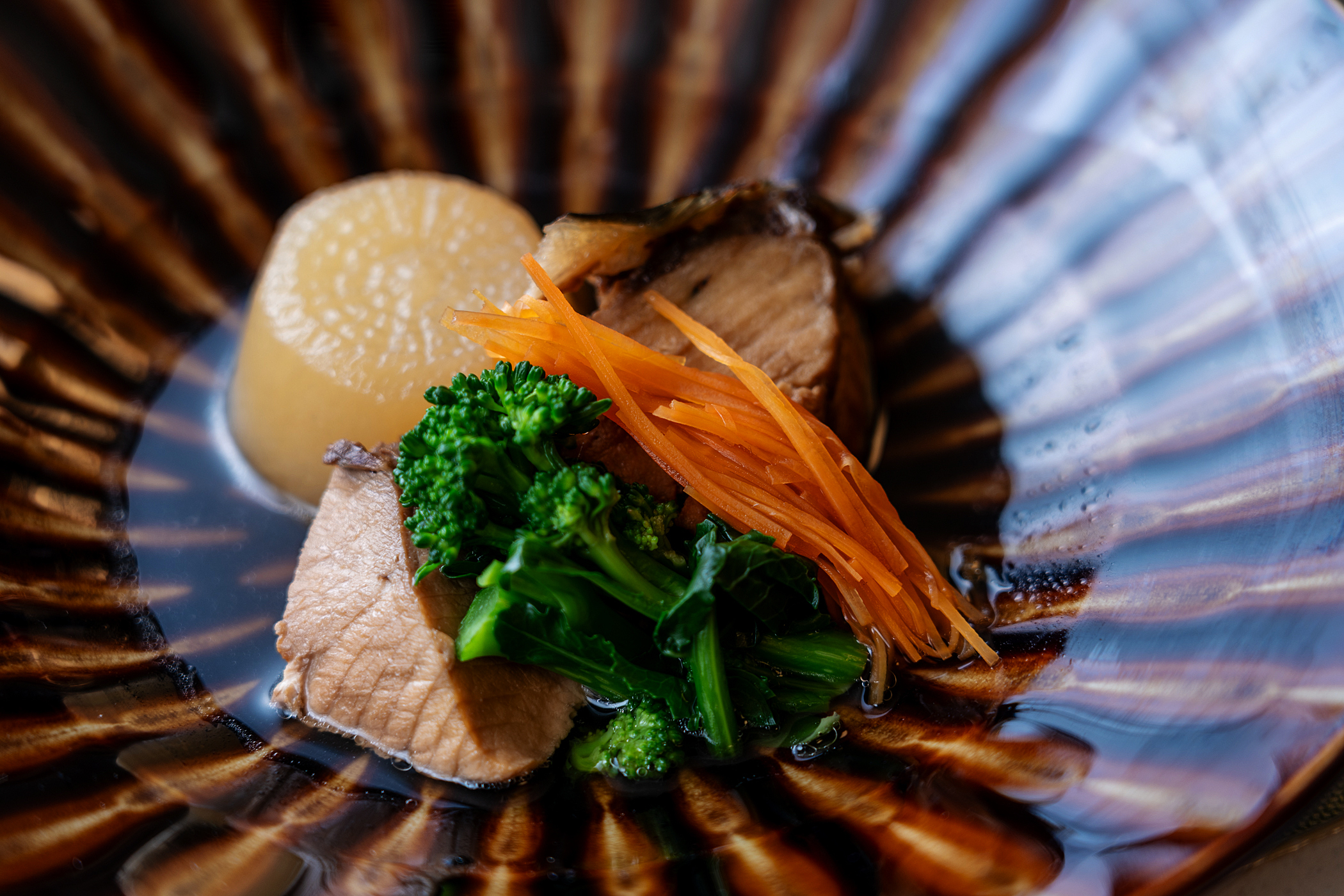 出汁が染みた煮付けは茶六本館の定番の味