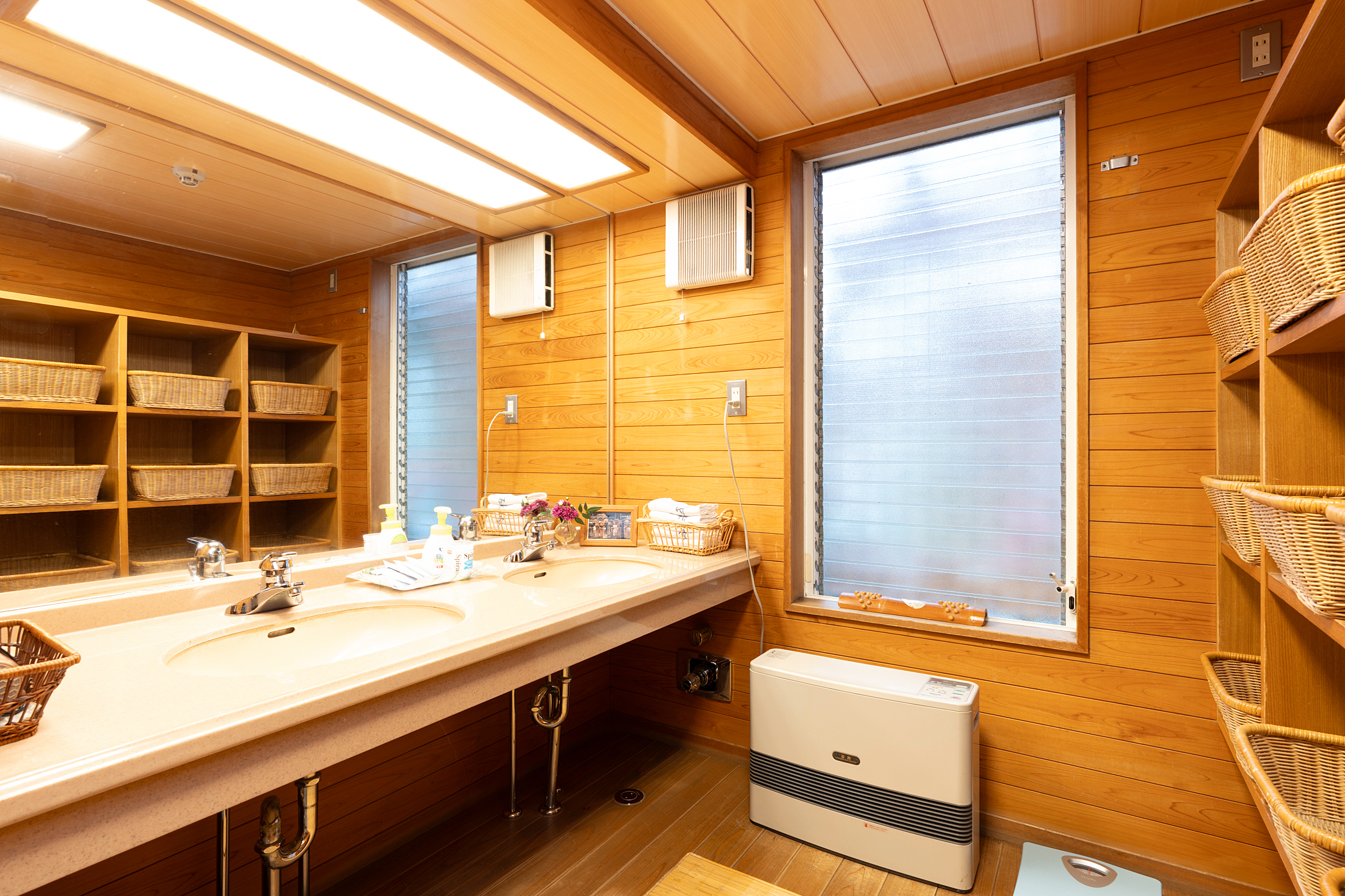 明るい光に包まれた脱衣所は落ち着いて寛げる心地よい空間