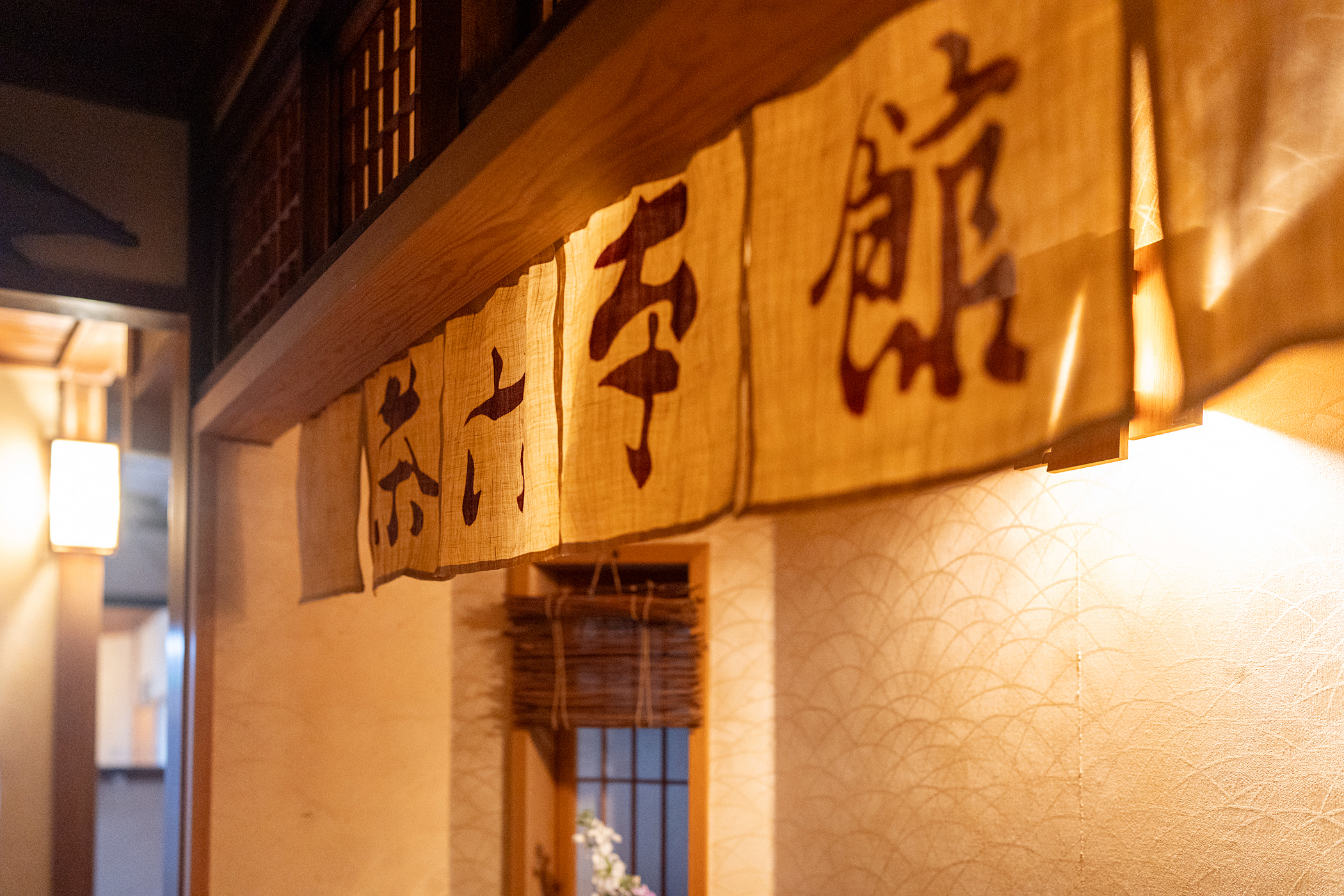 薄暗い廊下に浮かぶ陰影美