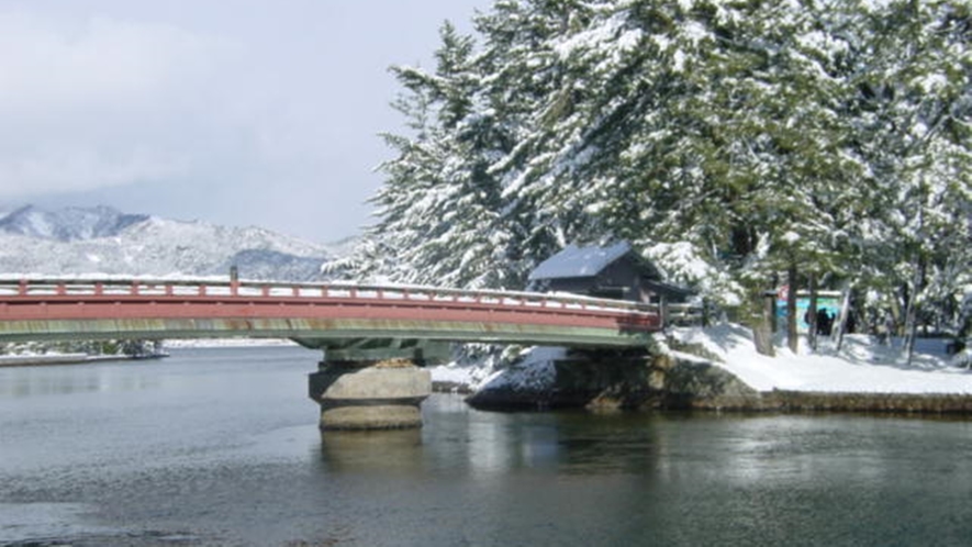 *【冬の廻旋橋】　雪の中の天橋立は幻想的な風景画広がります
