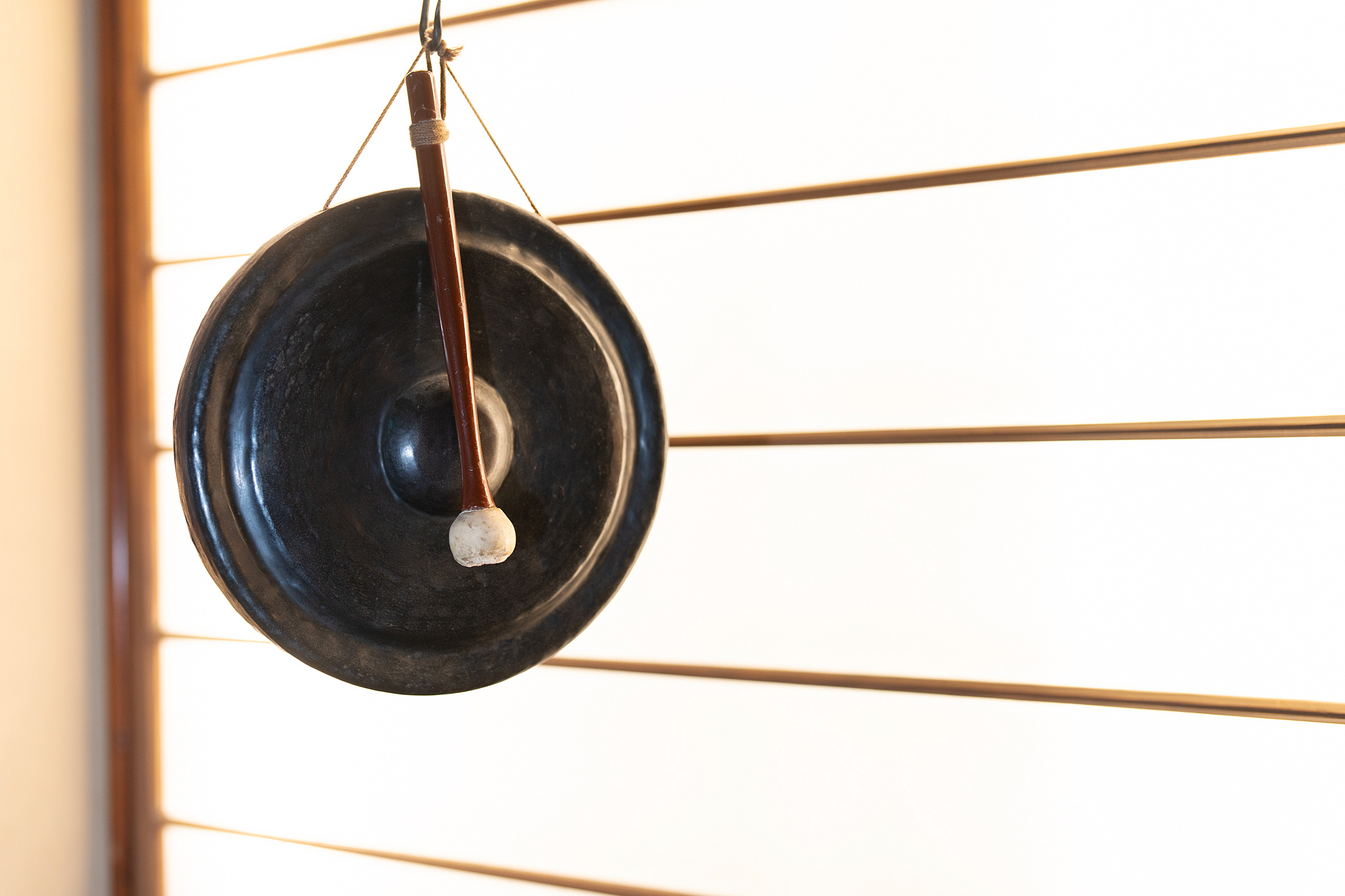 玄関の銅鑼が物語る茶六本館の歴史