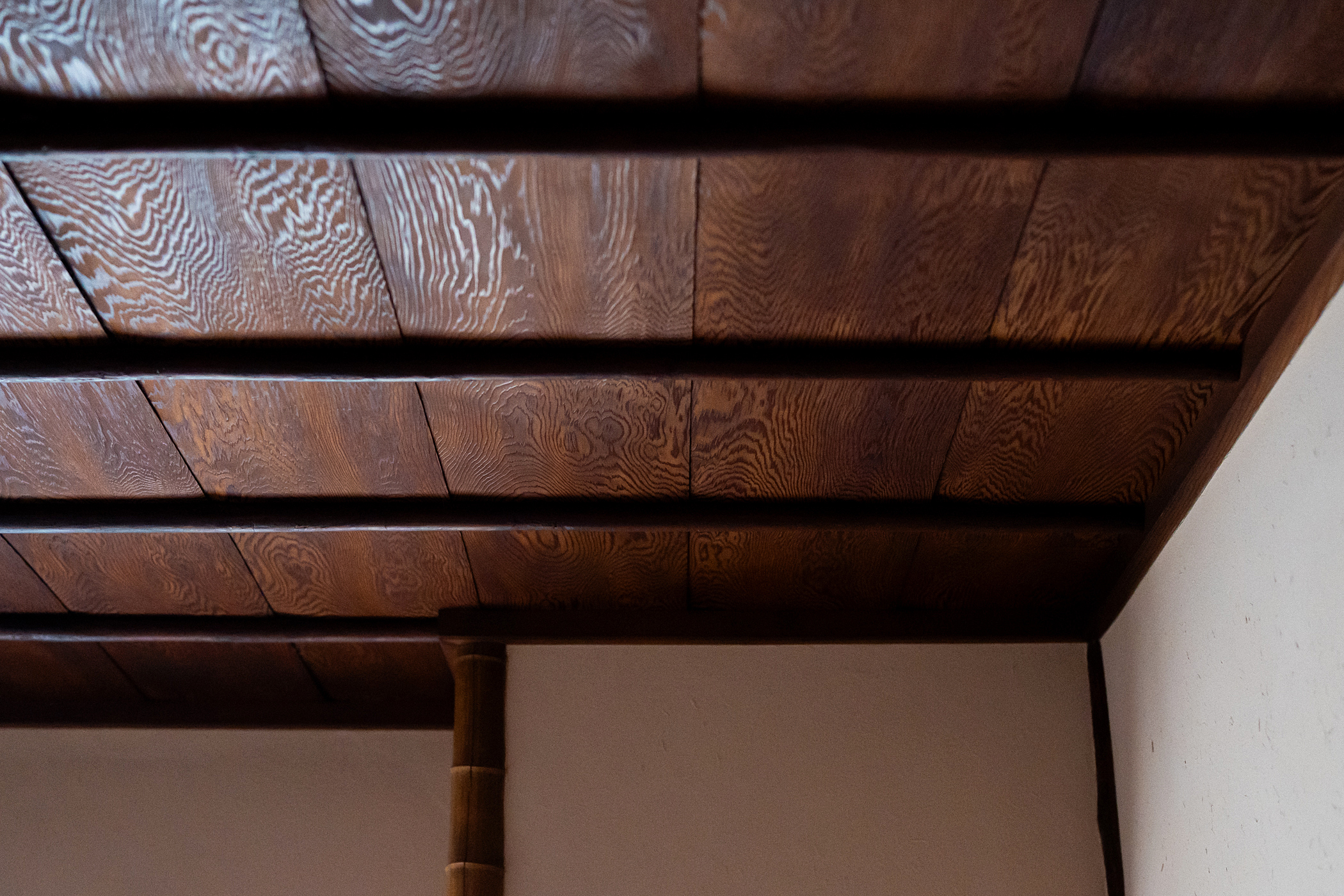 木目の表情豊かな天井や壁