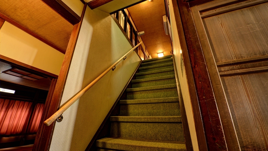 *【階段】昔ながらの木造3階建、エレベーターはございません。