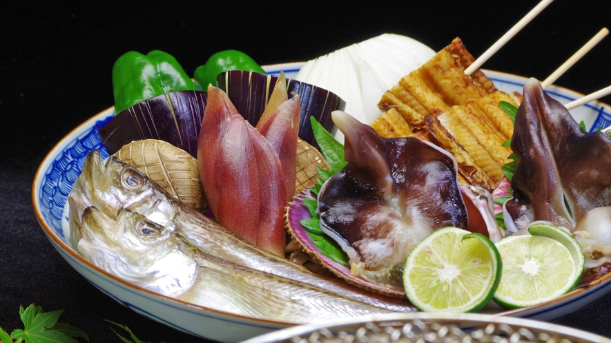 *【冬のお料理　炙り焼き】1 日本海の海鮮素材と地物の野菜を使い、炙り焼きをお楽しみください。