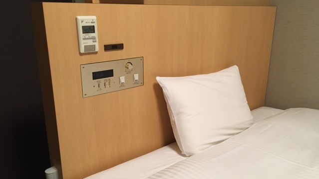 ◆客室ベッドスイッチ(枕元にコンセントあります。携帯充電器はフロントにて貸出)　