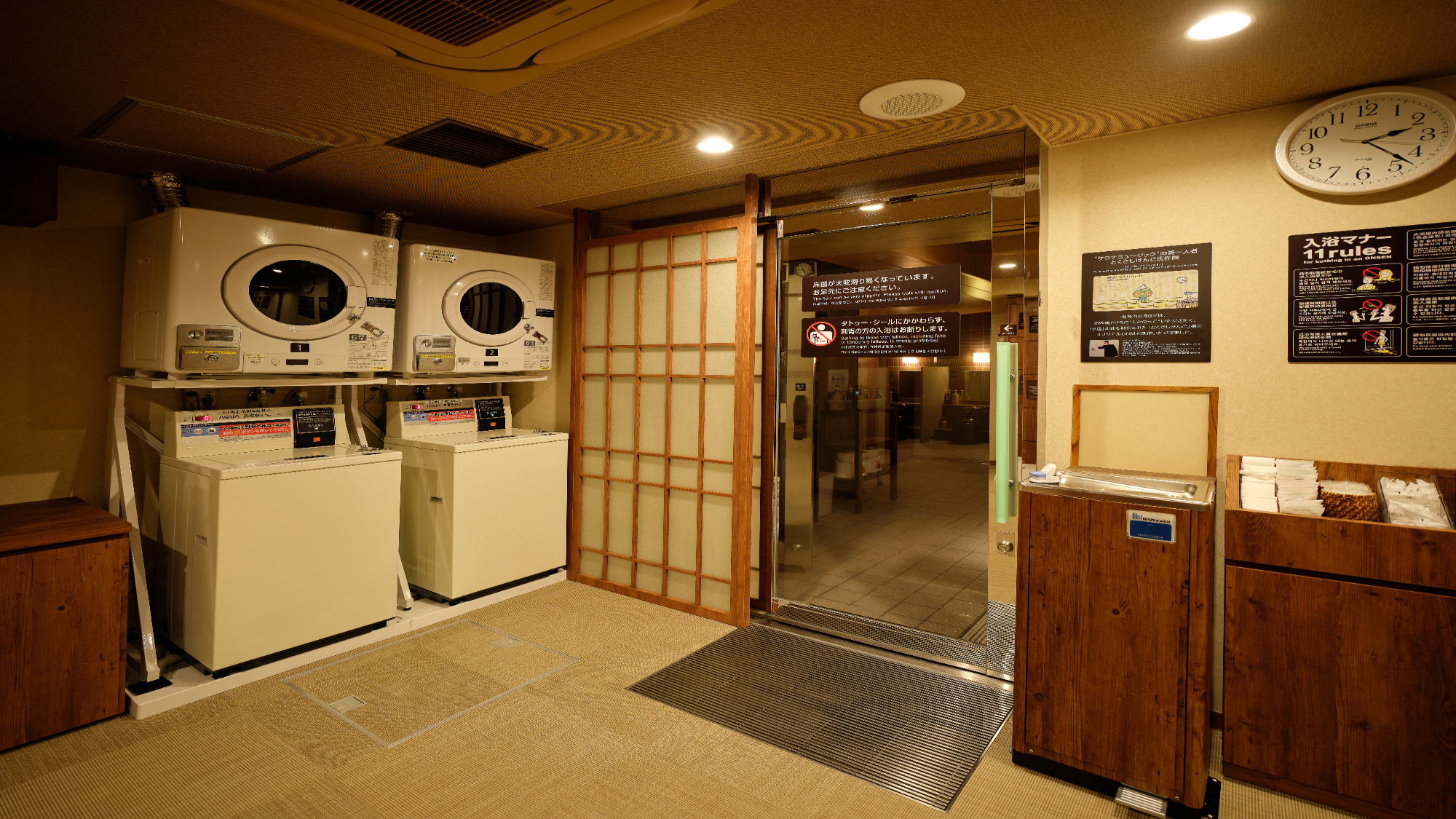 ◆女性脱衣所内洗濯機(無料・洗剤自動投入)・乾燥機(30分100円)