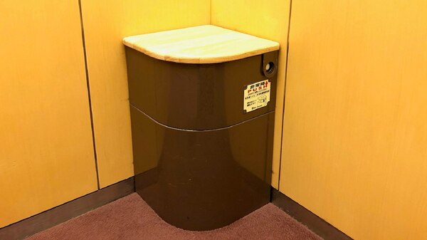 ◆【館内】◆非常用トイレ◆エレベーター内に完備(飲料水、非常用ライト、トイレ紙、消臭剤も収納）