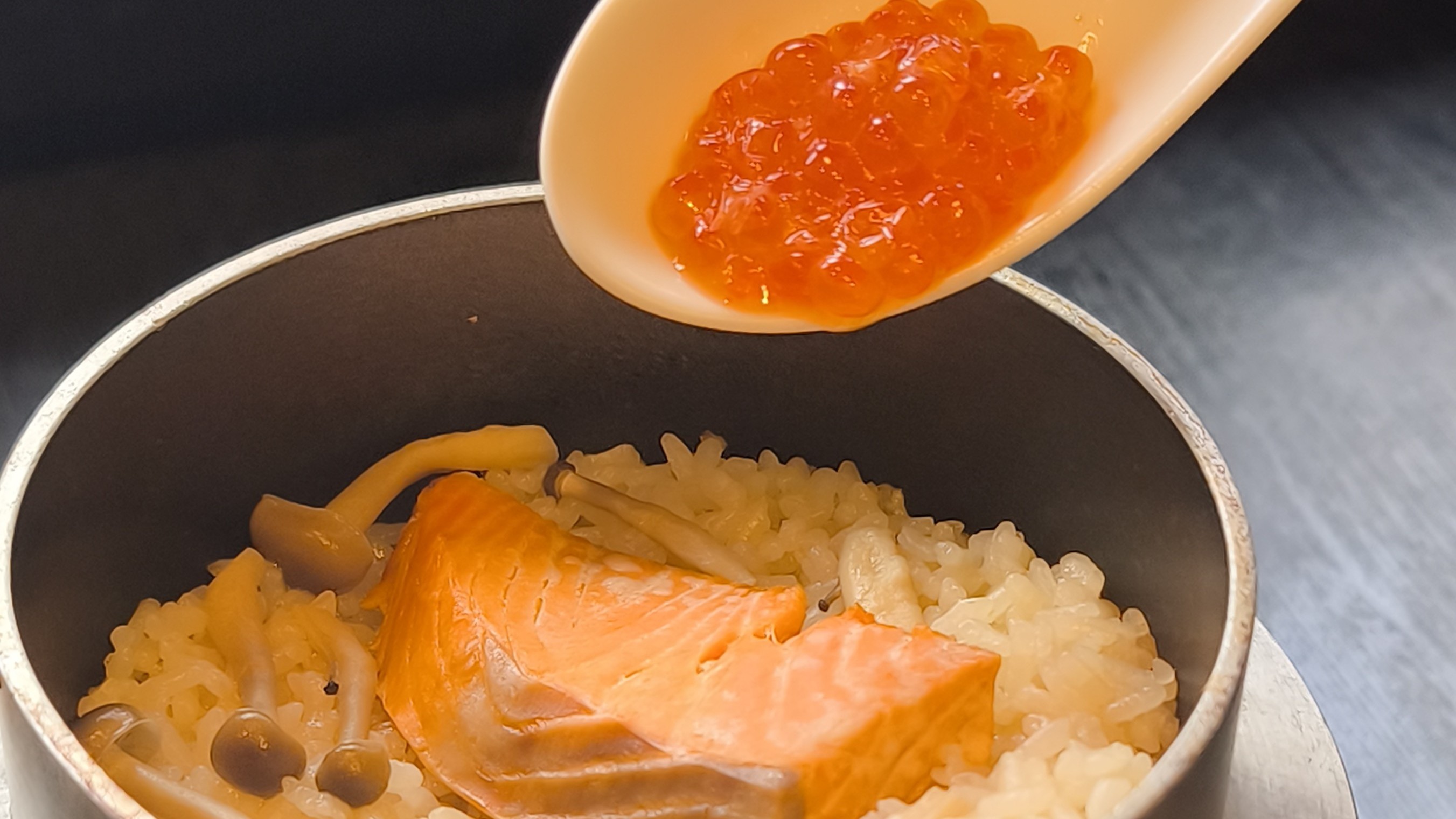 季節の釜めし_<例>鮭いくら
