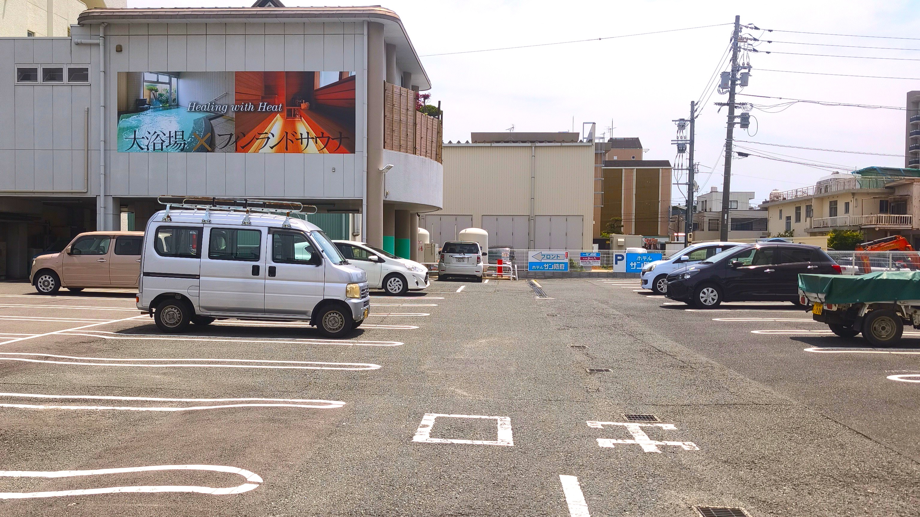 ホテル隣接の駐車場（無料）