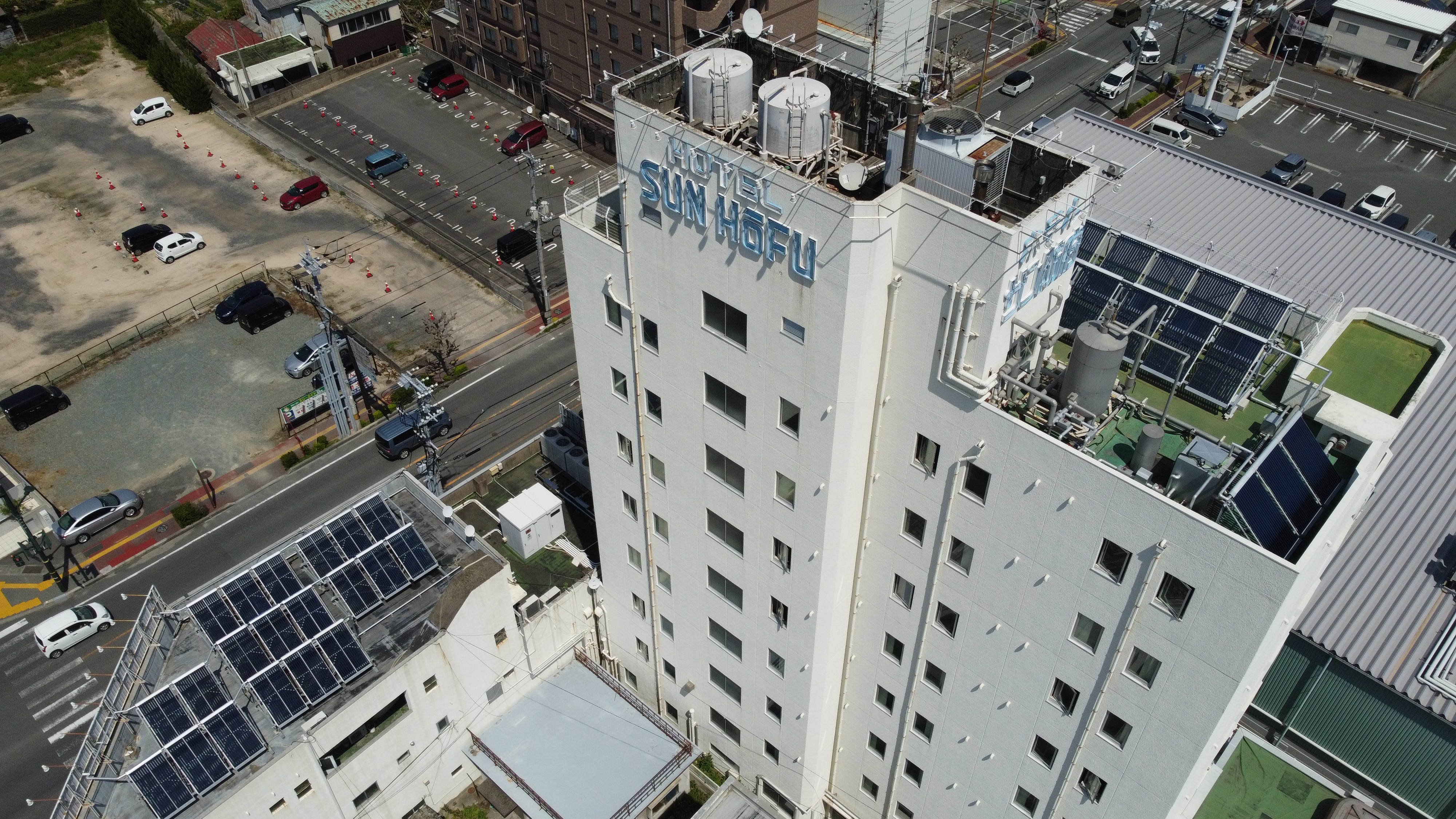 屋上の太陽光集熱器（SDGS）