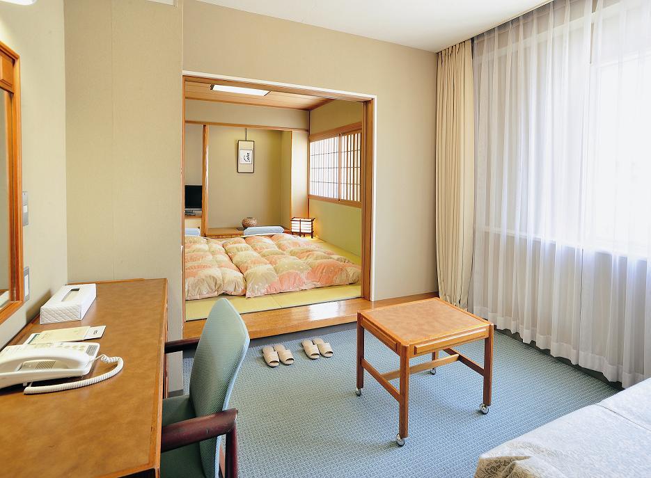 일본식과 서양의 공간입니다. 소파를 간이 침대로 이용하실 수 있습니다. 일본식 공간과 함께 최대 4명까지