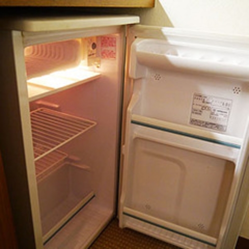 客室には冷蔵庫を備え付けております。ご自由にご利用ください♪