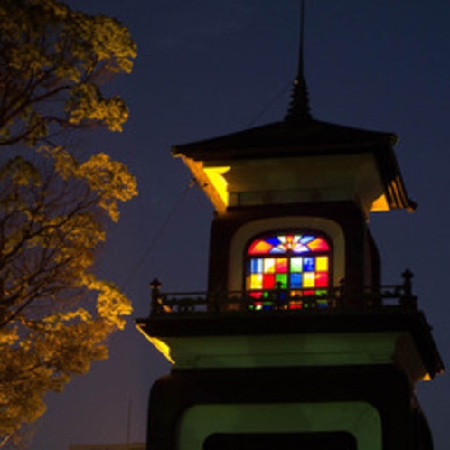 夜の尾山神社。神門のステンドグラスが照明に映えます。