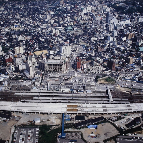 昭和63年ごろの金沢都ホテルと金沢駅。高架が建設中です。