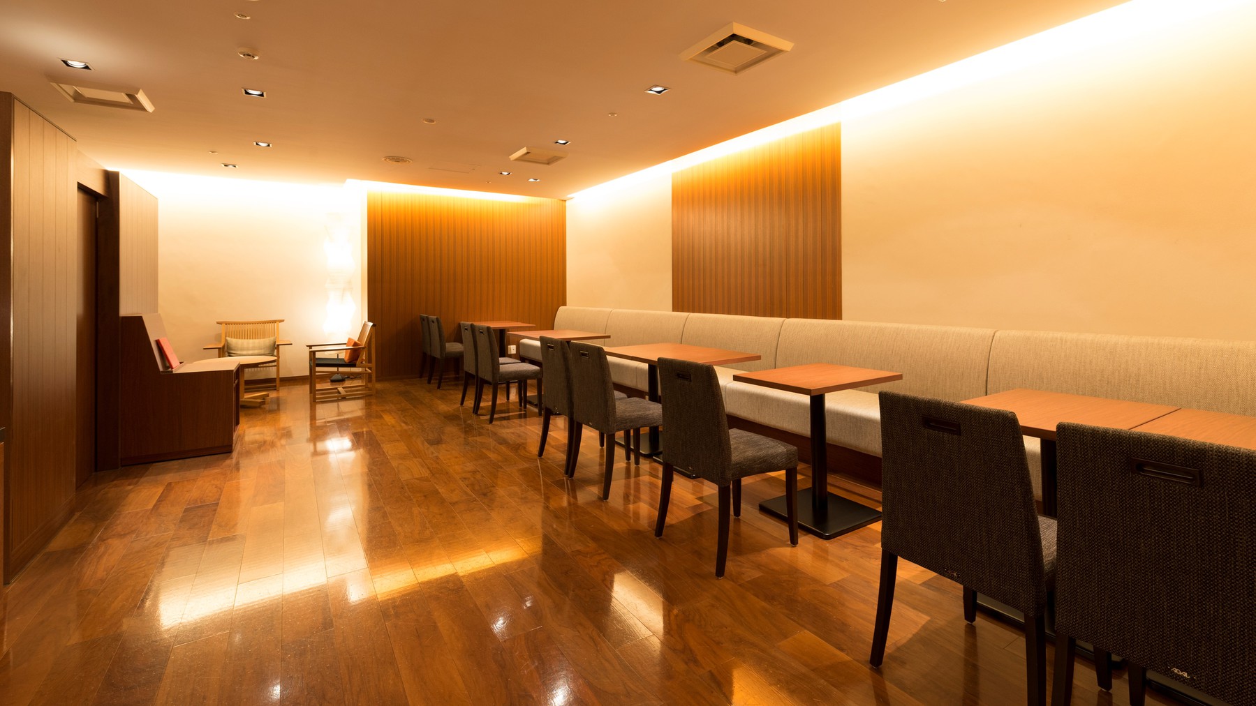 プレミアムラウンジ