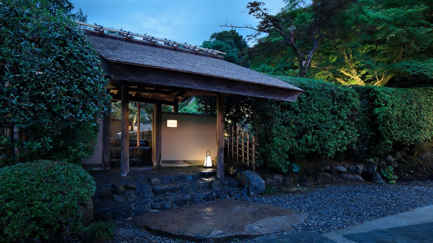 数寄屋風別館「佳水園」玄関（夜）