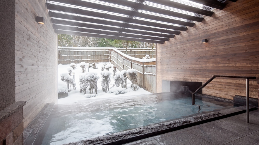 ◆大浴場・男性露天風呂　冬は雪見風呂