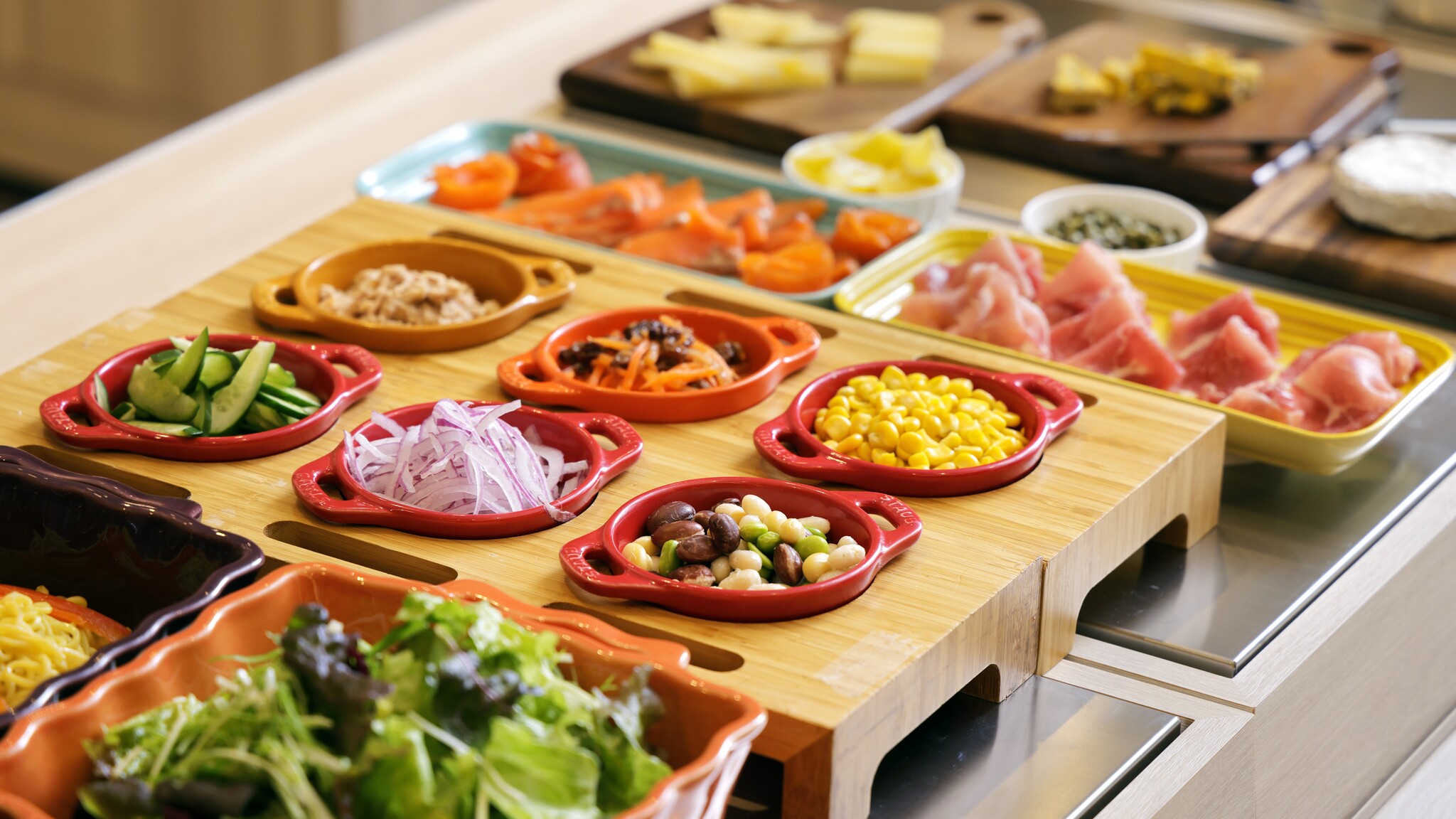 ◇洋食を中心にバラエティー豊かなメニューをブッフェスタイルで◇ 帯広名物豚丼をはじめ、中札内産枝豆を使った自家製豆腐や十勝産のチーズ、ローストビーフ、はじける食感のイクラもご用意しております。  酪農王国十勝が誇る乳製品やパン、豚丼などの地元料理を堪能♪北海道・十勝を朝からまるごと楽しめる朝食です。 