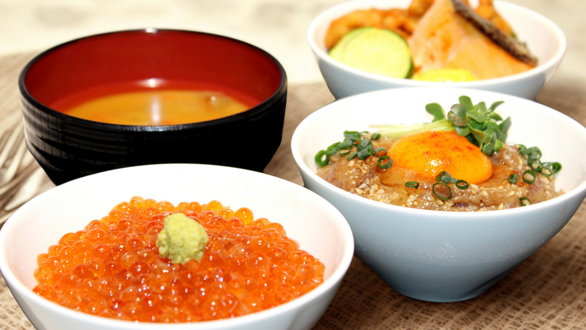 【ランチメニュー】ミニ丼三種セット