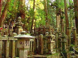 世界遺産「高野山」：弘法大師の御廟へと続く「奥の院参道」にはあまたの墓石群が。
